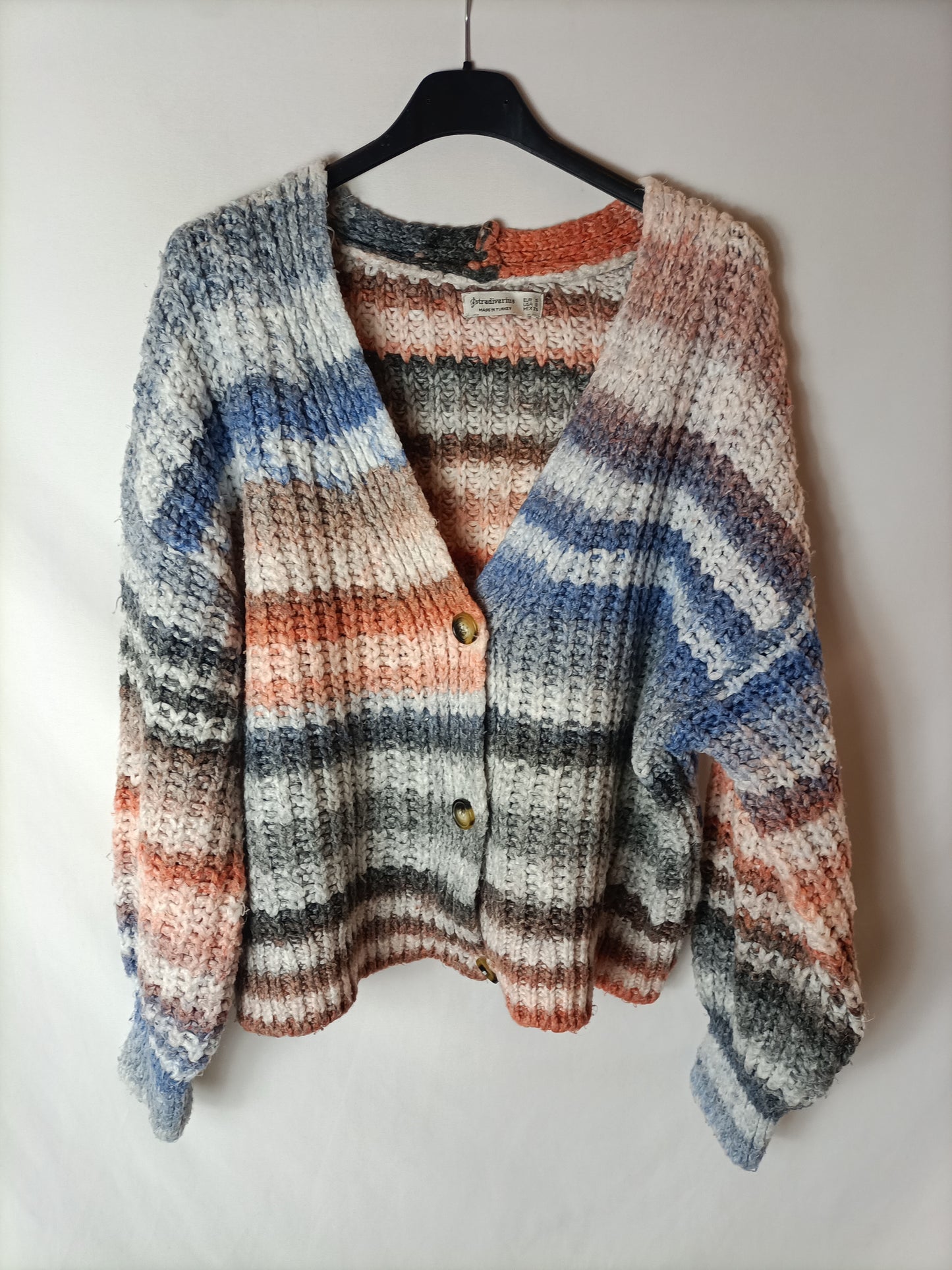 STRADIVARIUS. Buttoned sweater Ts colors (tara)