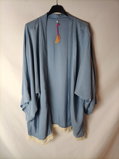 OTRAS. Kimono azul claro flecos. T U