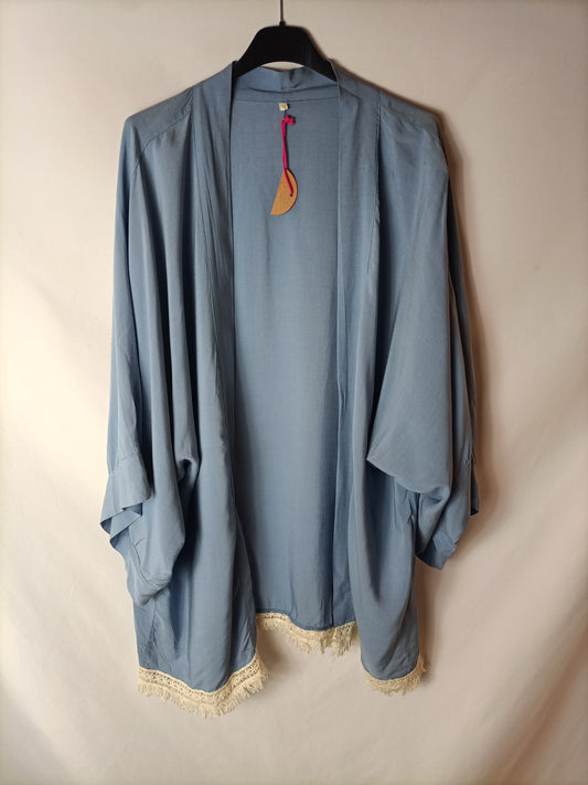 OTRAS. Kimono azul claro flecos. T U