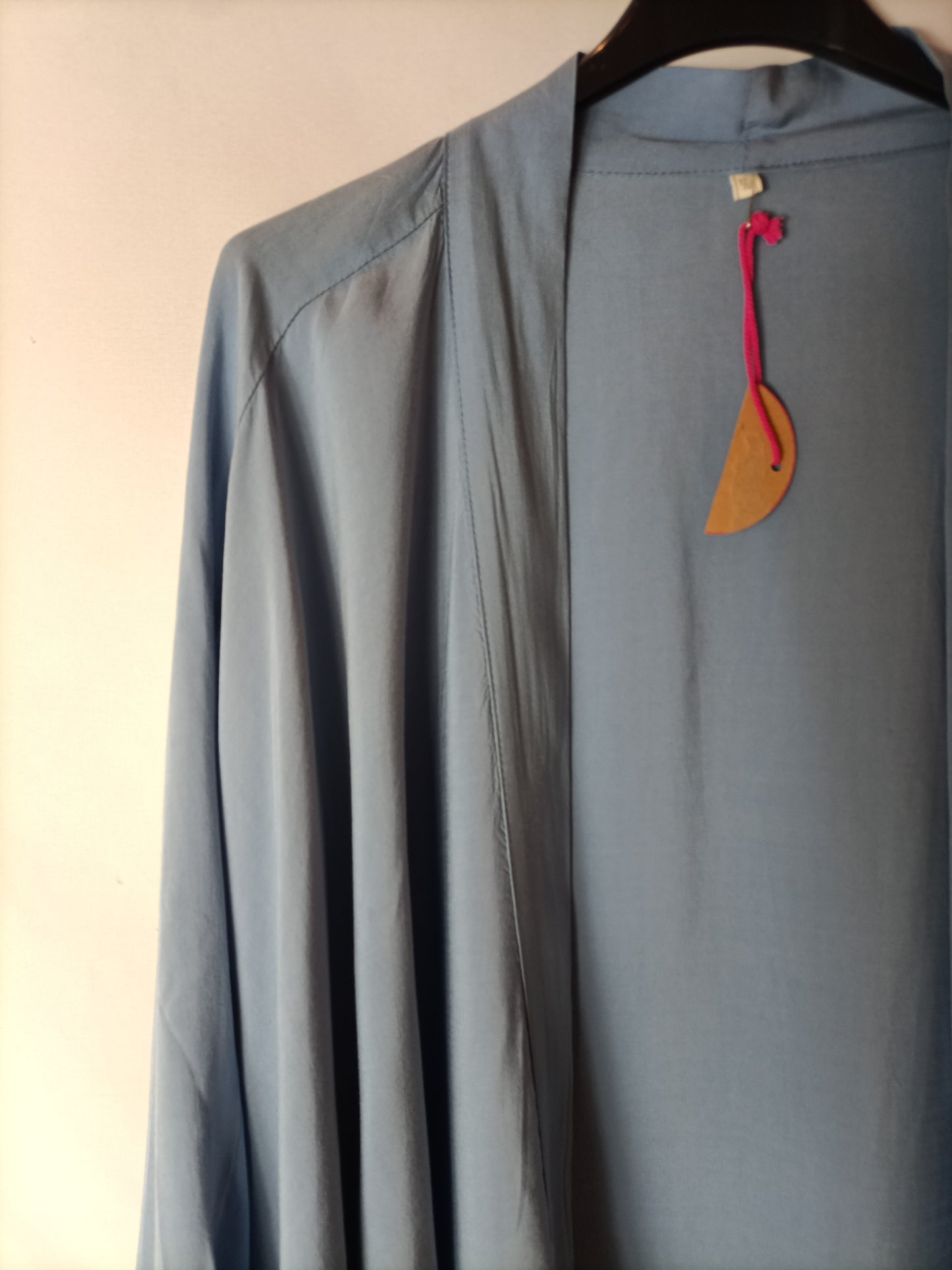 OTRAS. Kimono azul claro flecos. T U