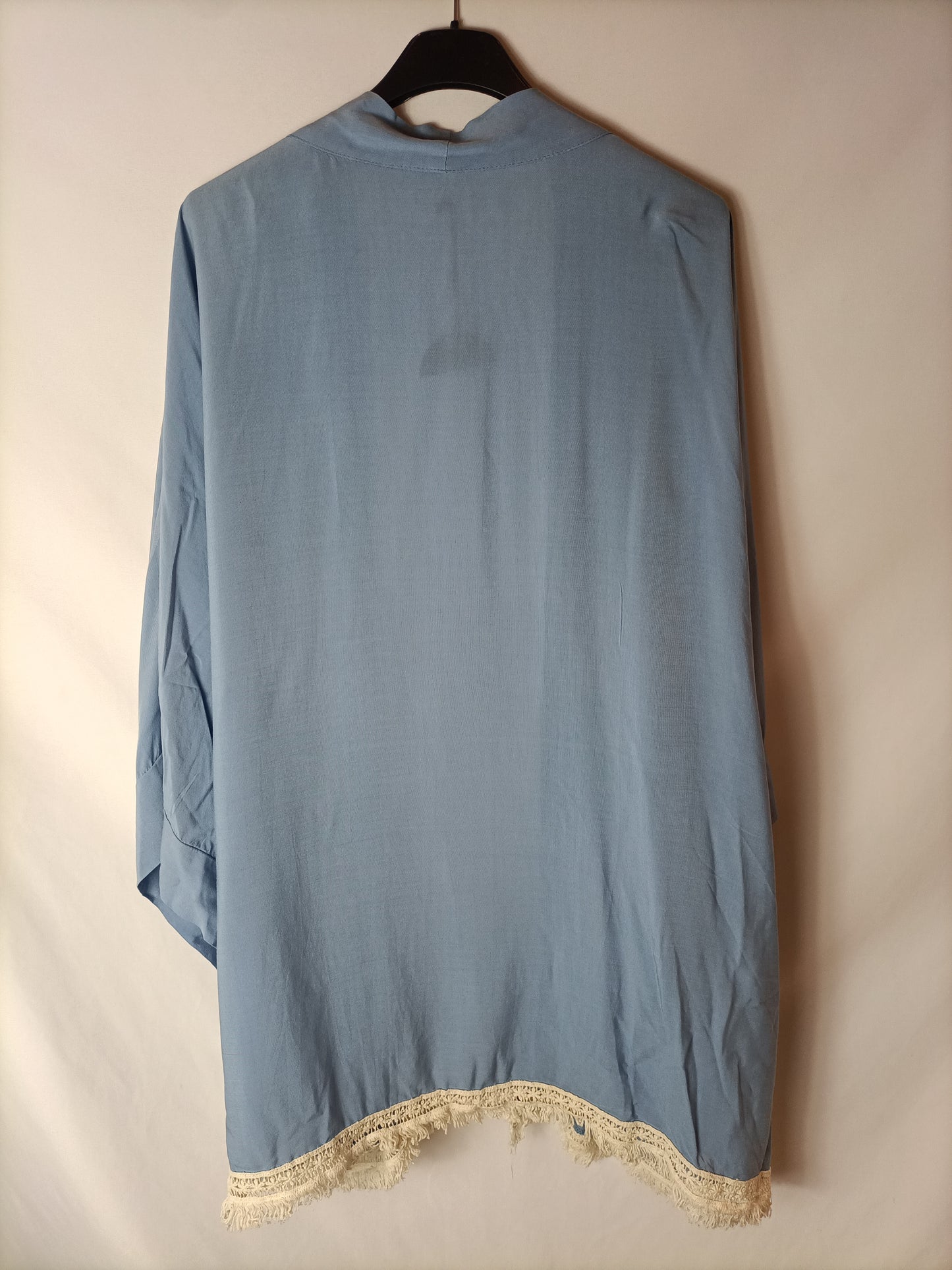 OTRAS. Kimono azul claro flecos. T U