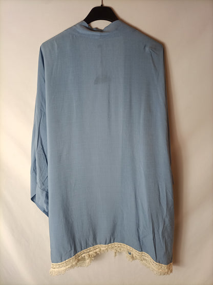 OTRAS. Kimono azul claro flecos. T U