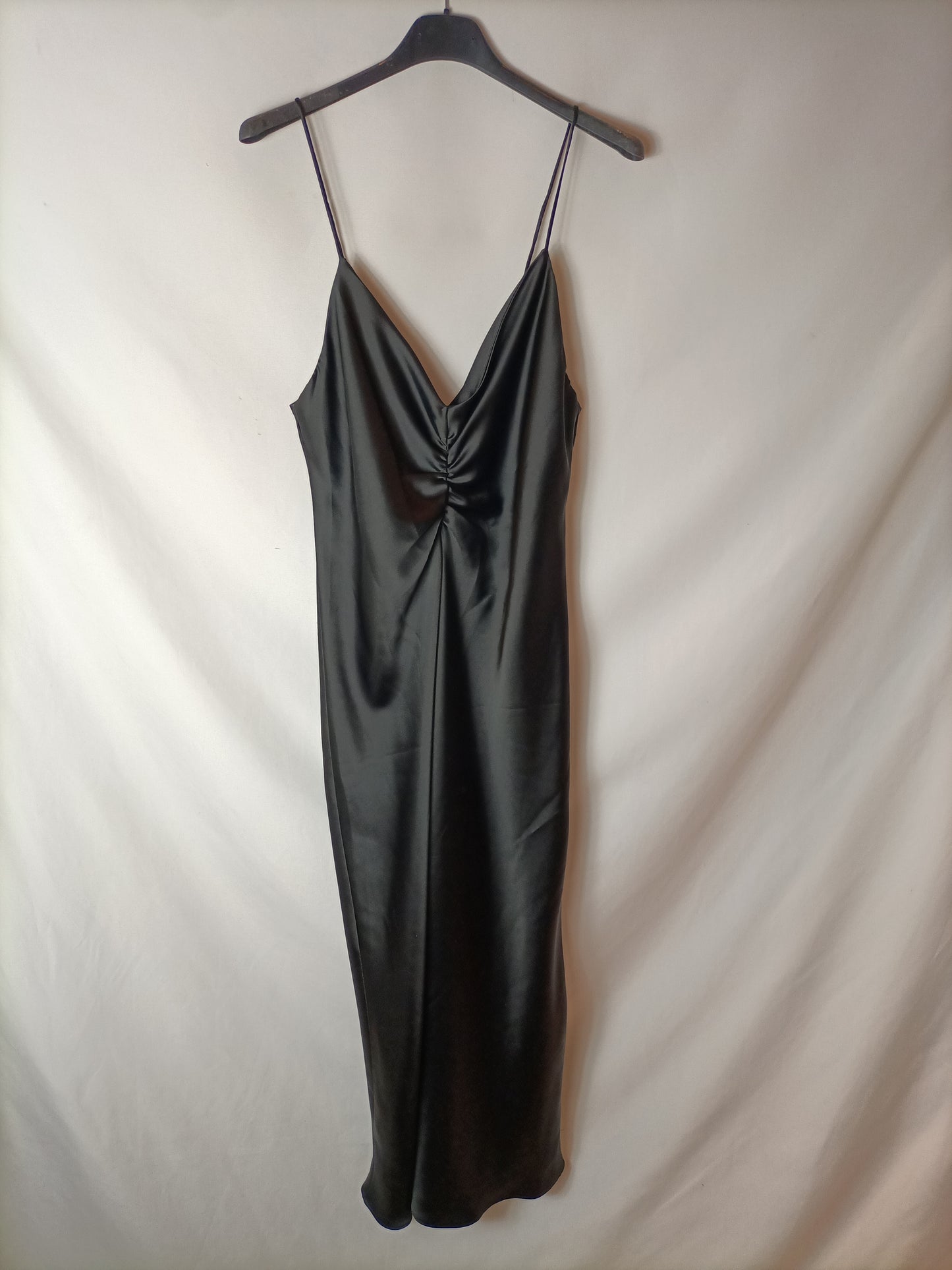 ZARA. Vestido negro satinado. T M
