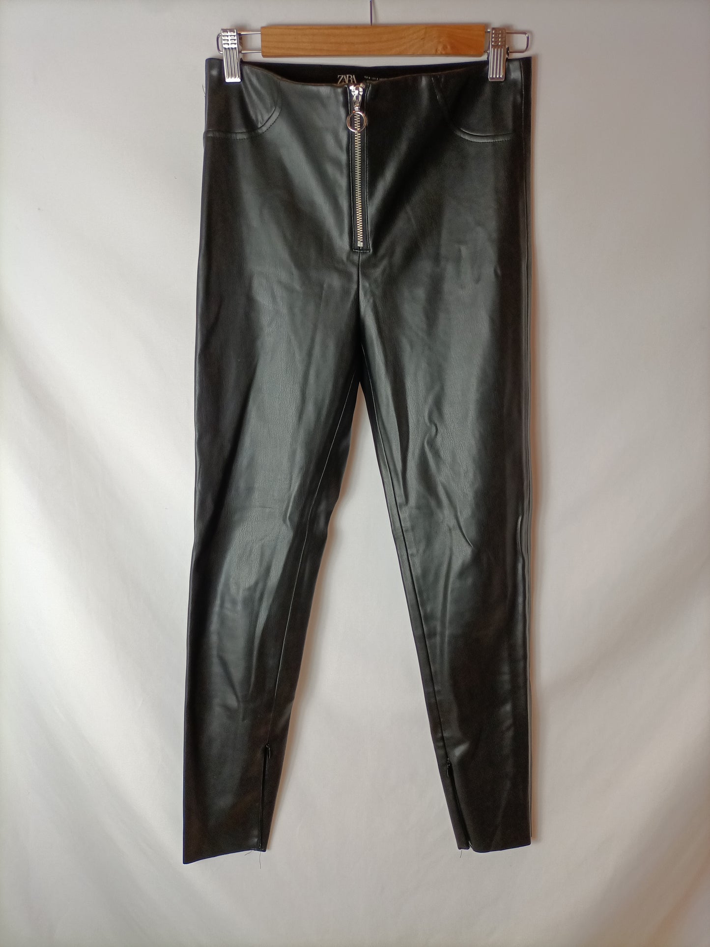 ZARA. Black faux leather leggings with zippers. TS