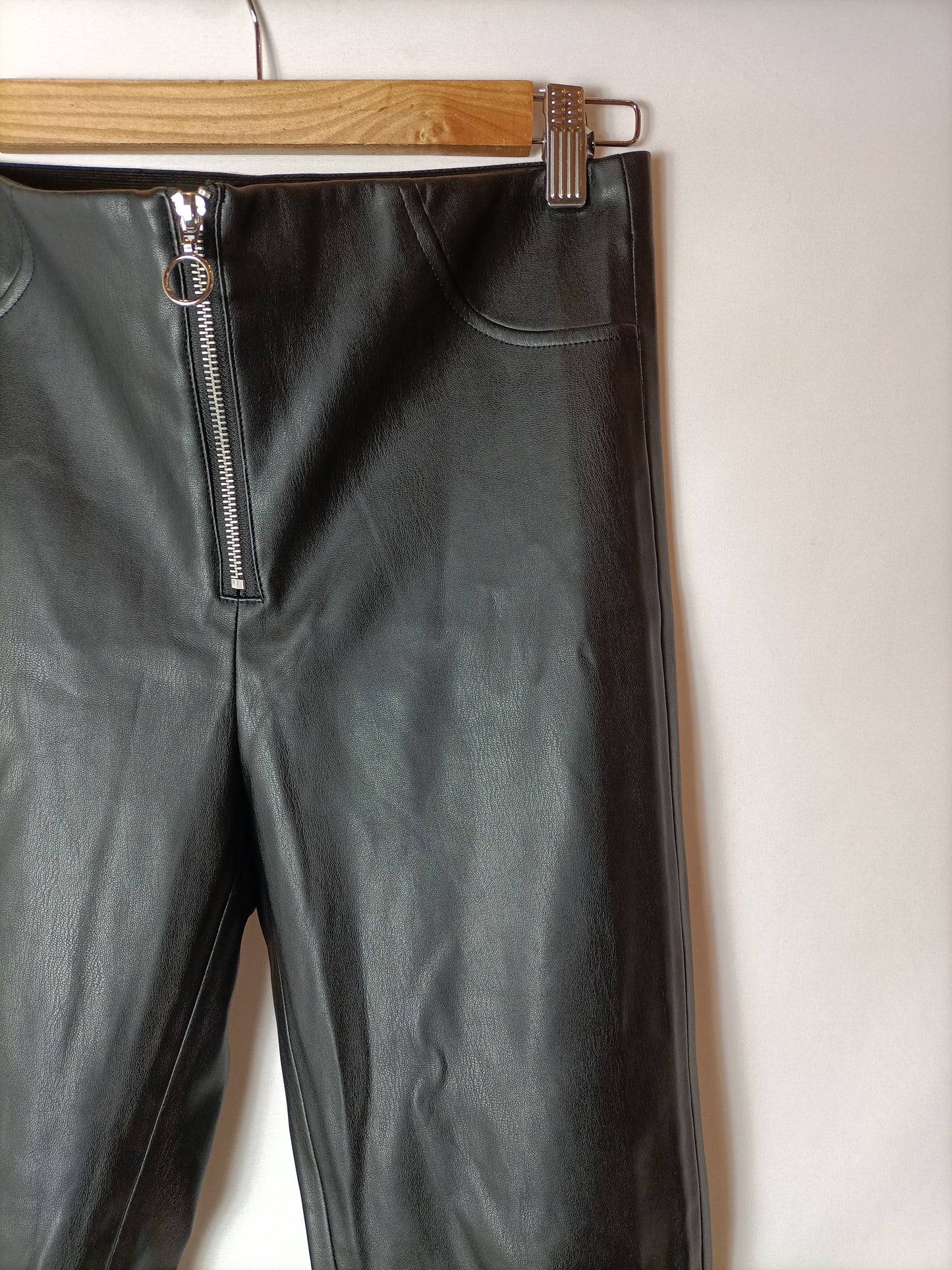 ZARA. Black faux leather leggings with zippers. TS
