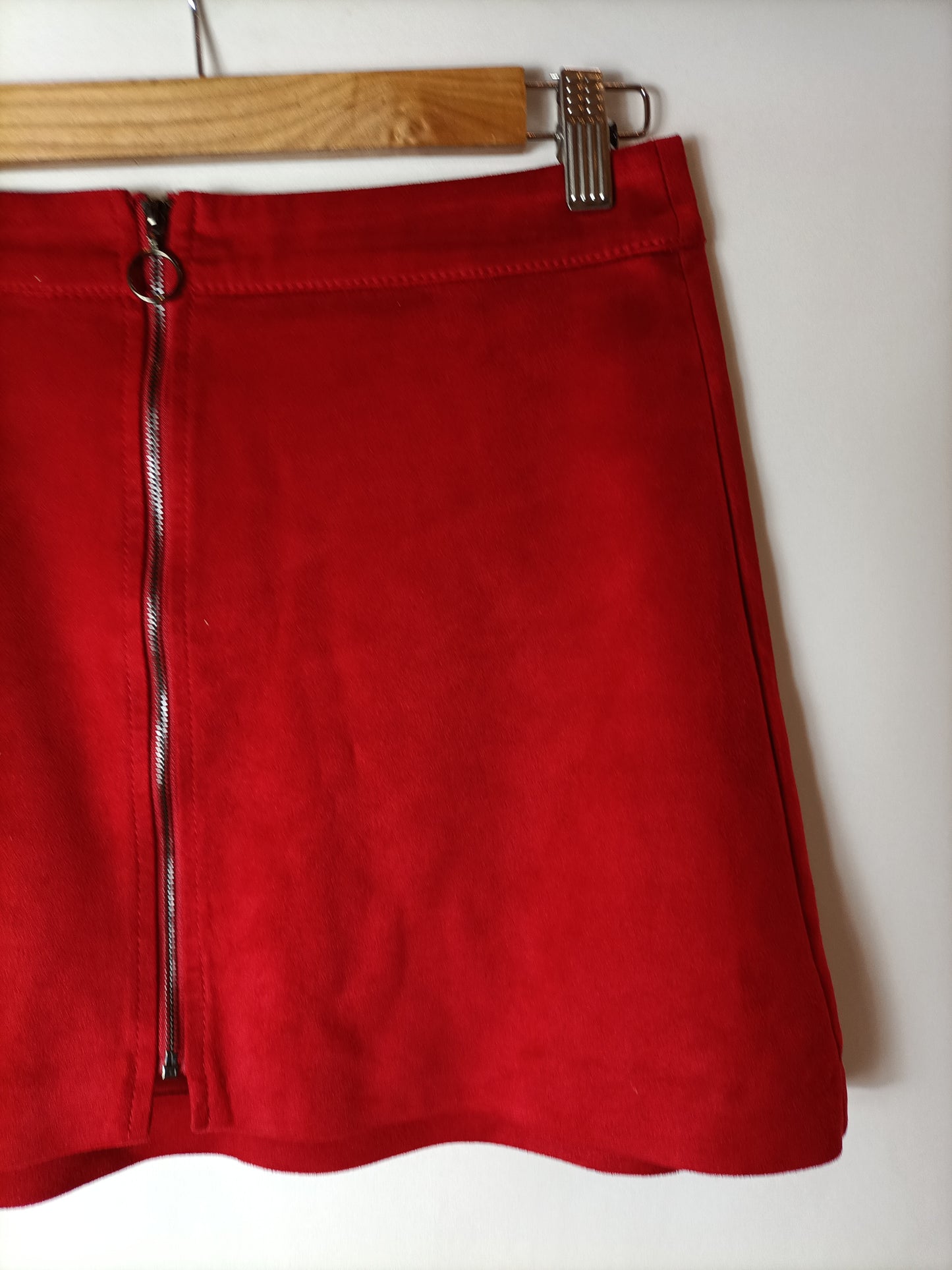 ZARA. Red zip-up skirt. TS