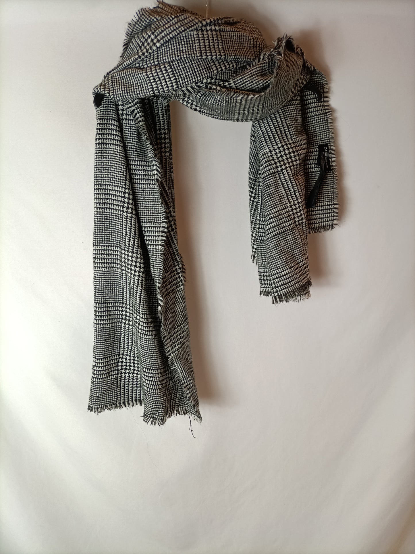 ZARA. Bufanda pata de gallo