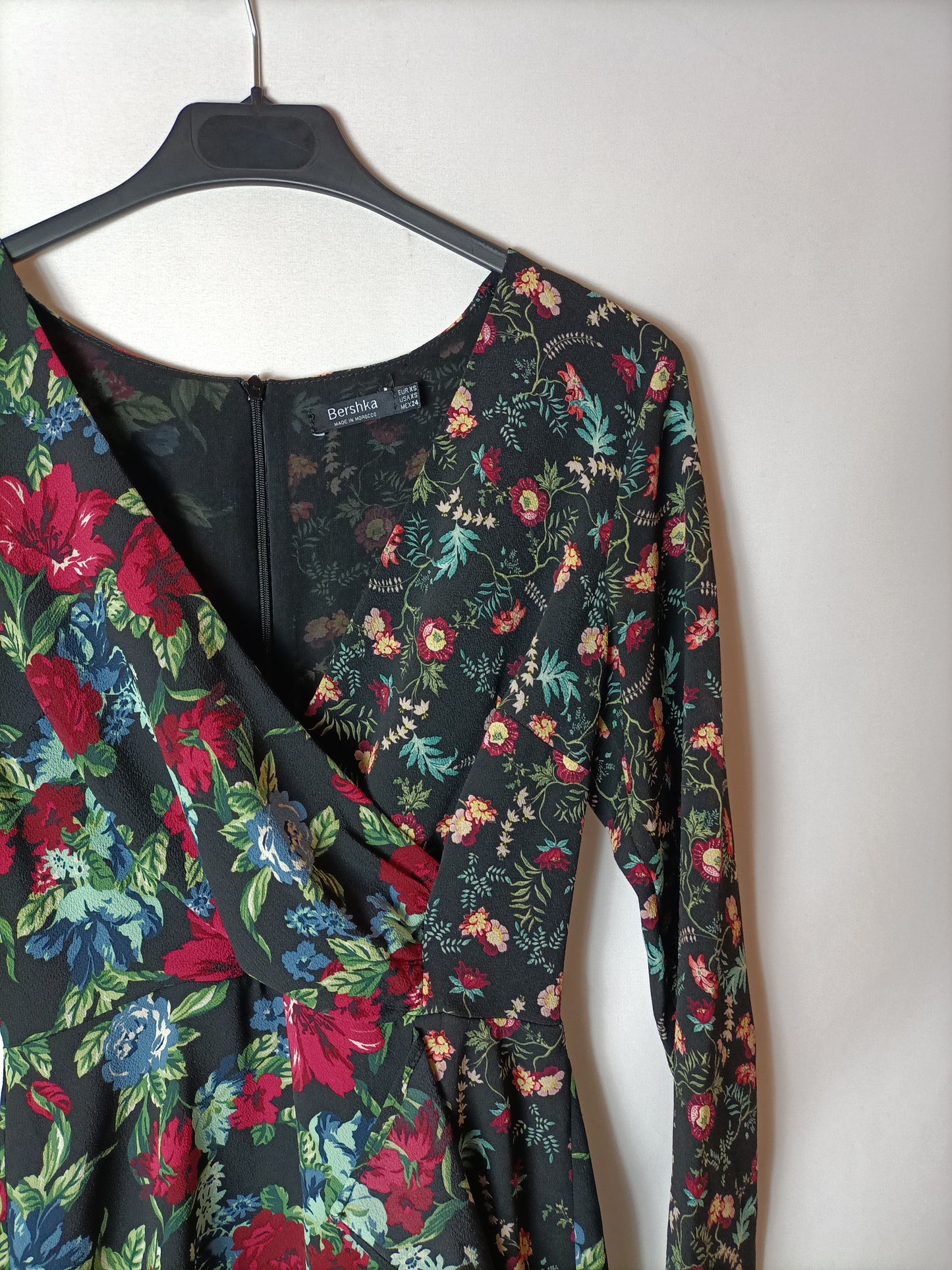 BERSHKA. Vestido negro flores T.xs