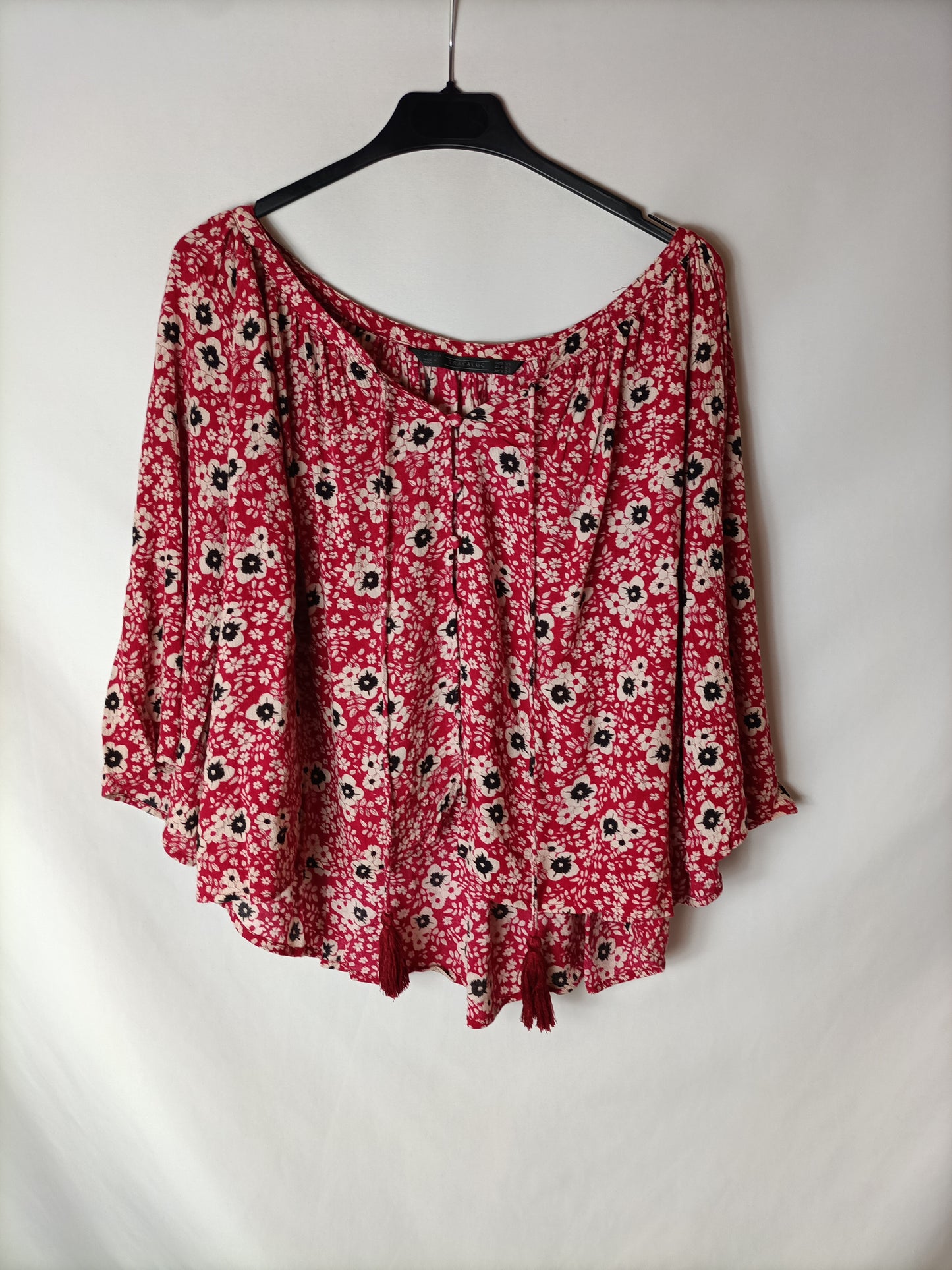 ZARA. Blusón rojo flores T.xs