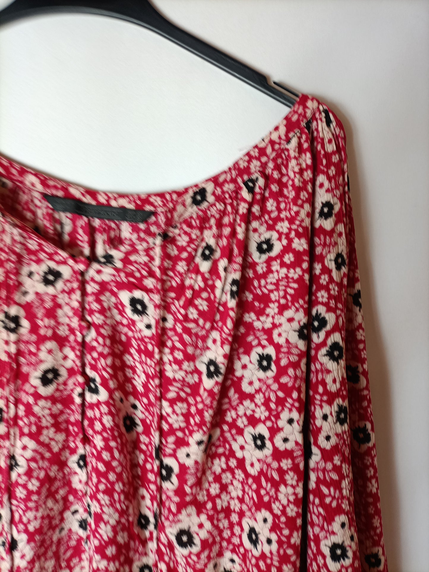 ZARA. Blusón rojo flores T.xs