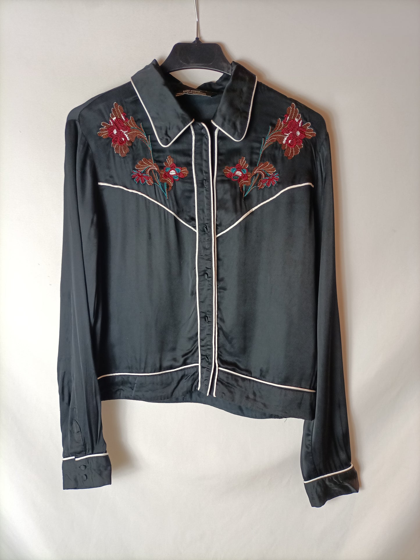 ZARA. Blusa negra bordada T.xs