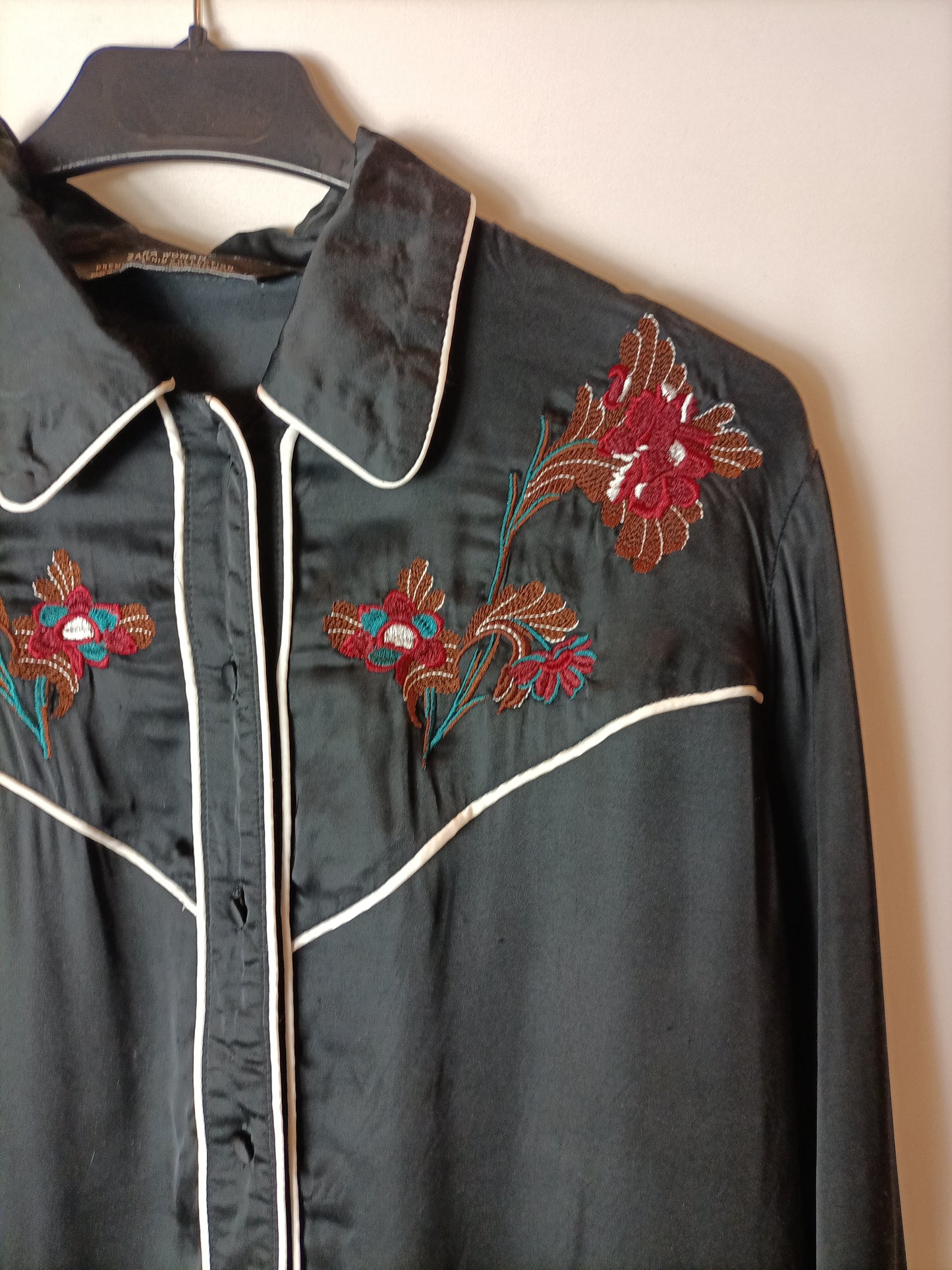 ZARA. Blusa negra bordada T.xs