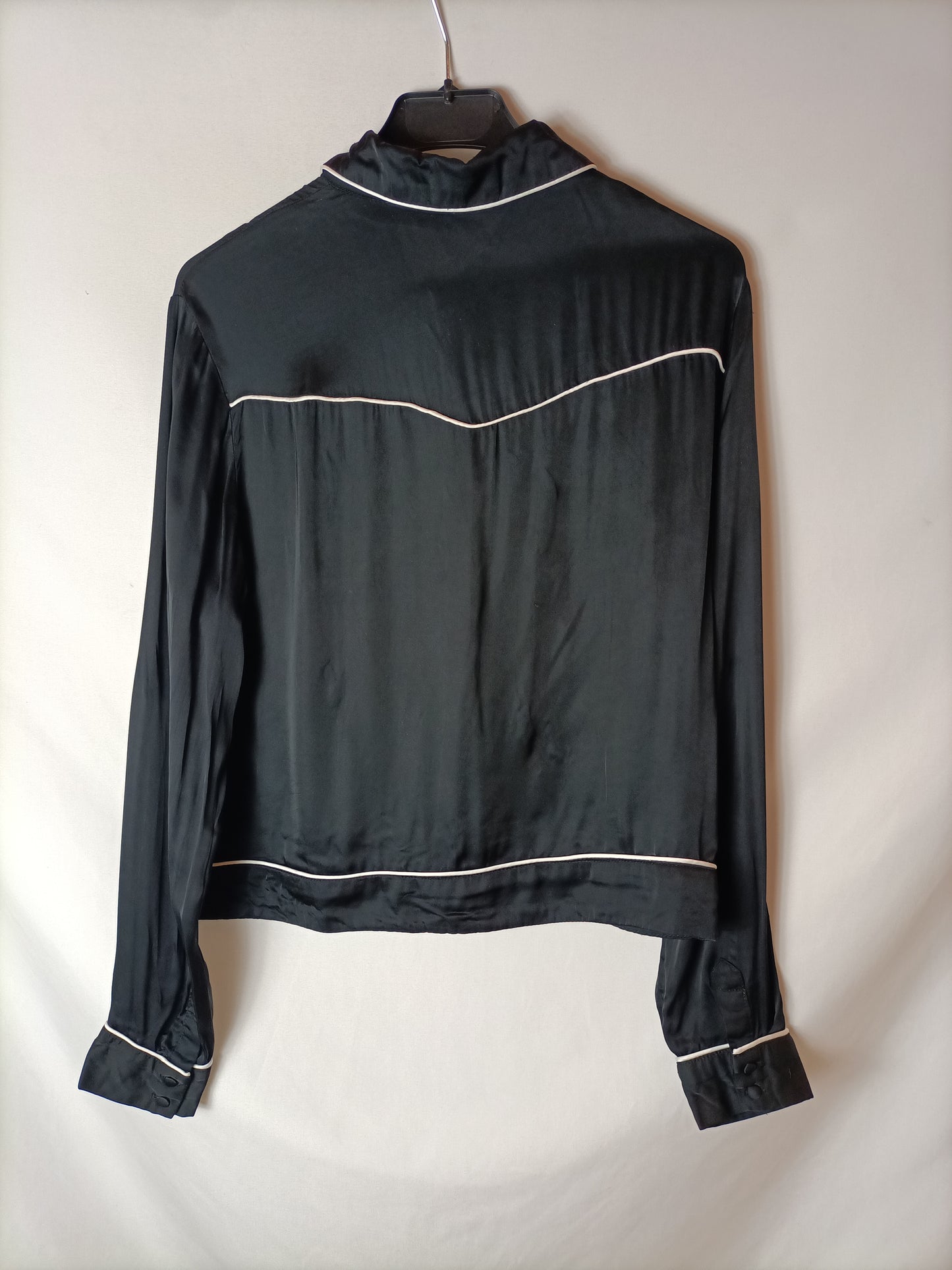 ZARA. Blusa negra bordada T.xs