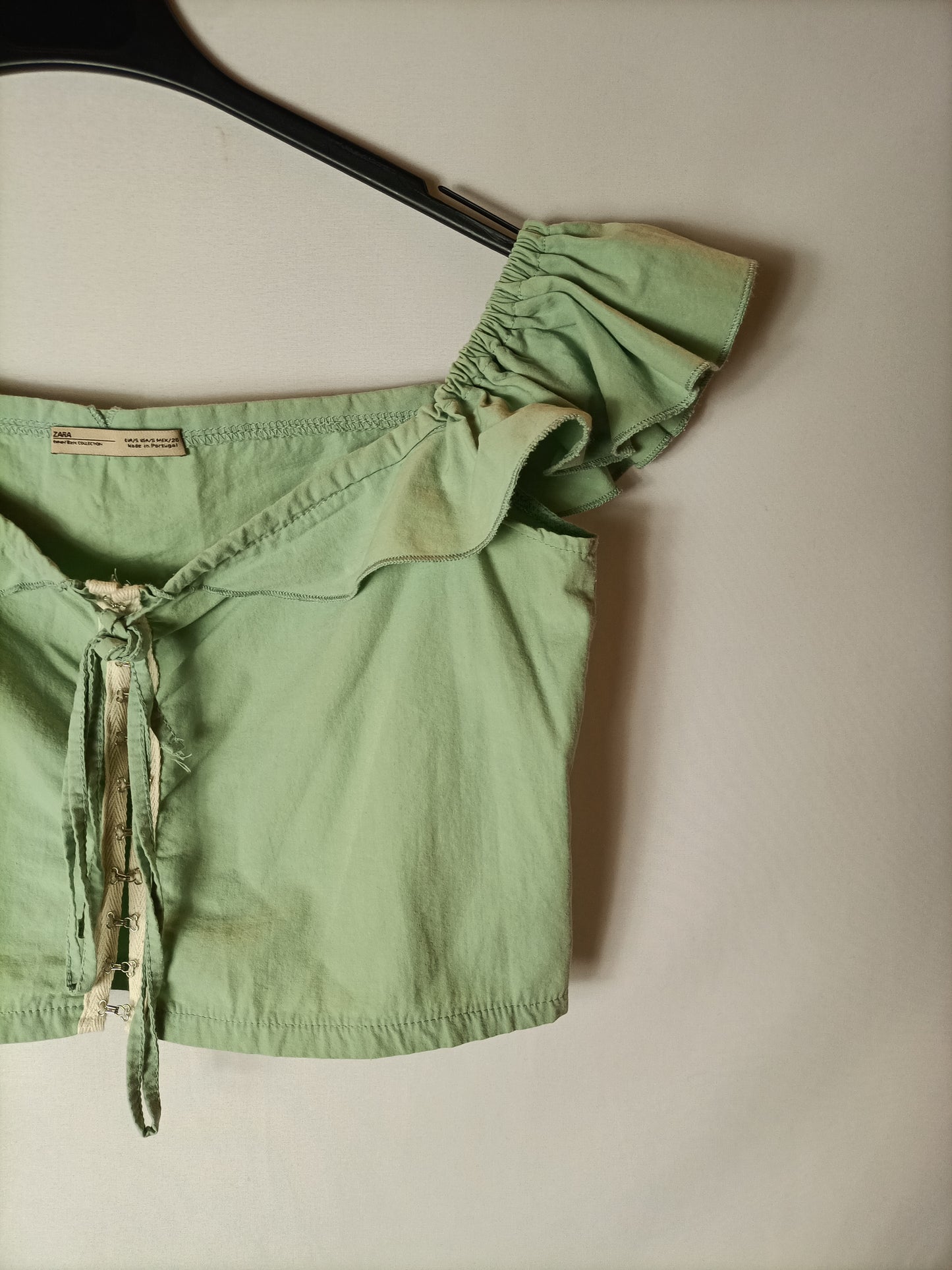 ZARA. Top verde volante T.s