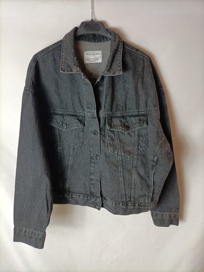 PULL&BEAR. Cazadora denim negra T.s