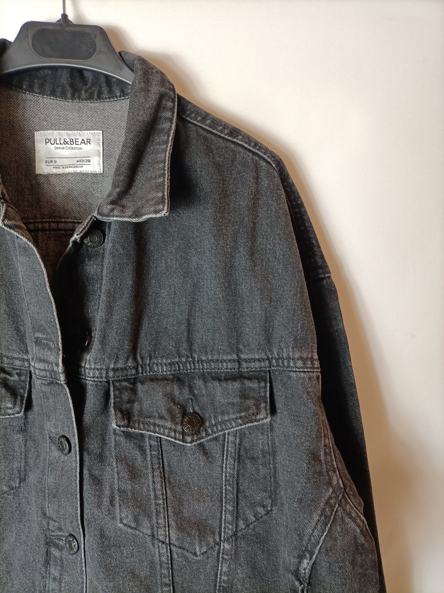 PULL&BEAR. Cazadora denim negra T.s