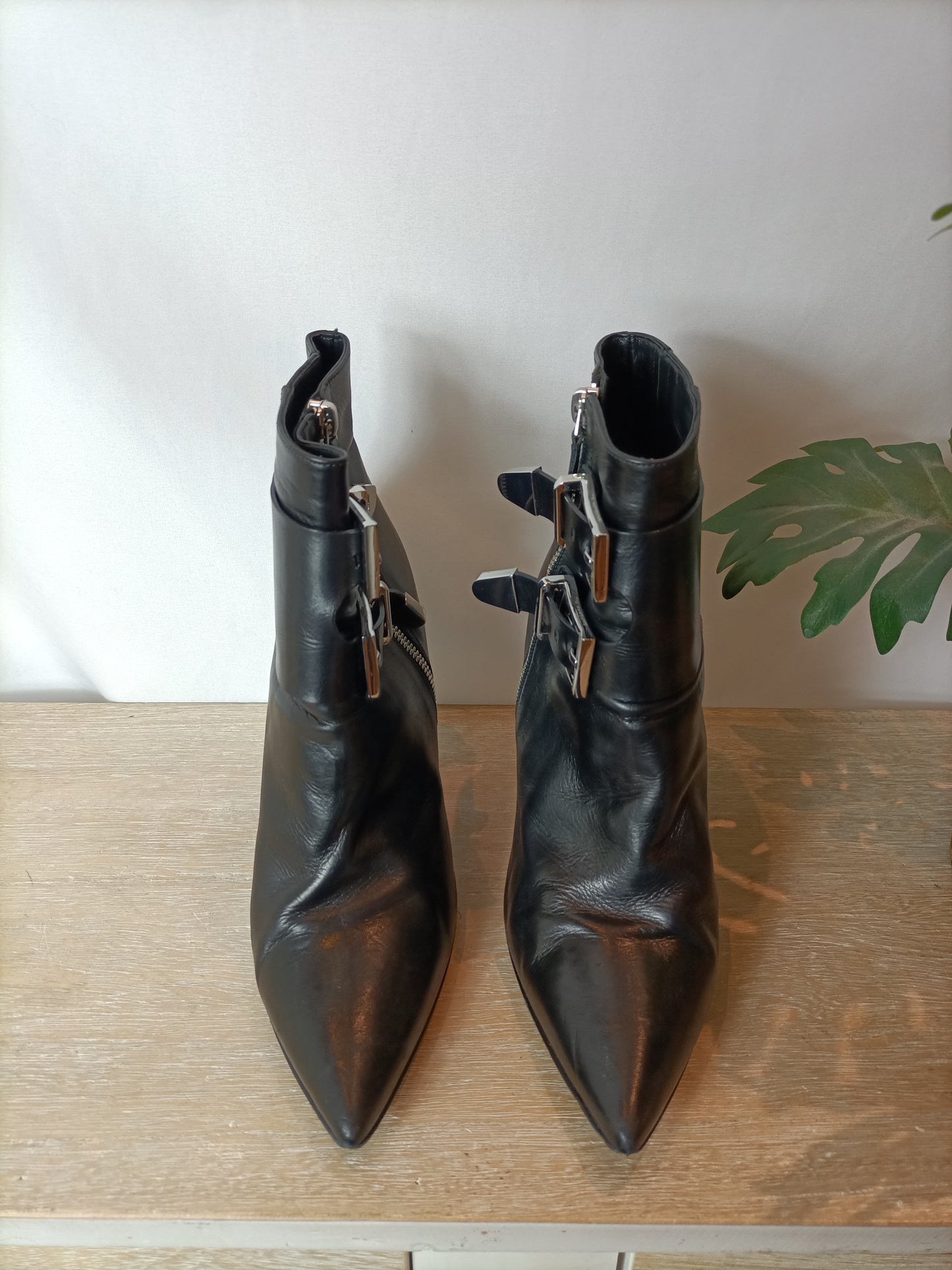 BARBARA BUI. Botines piel hebillas. T 39