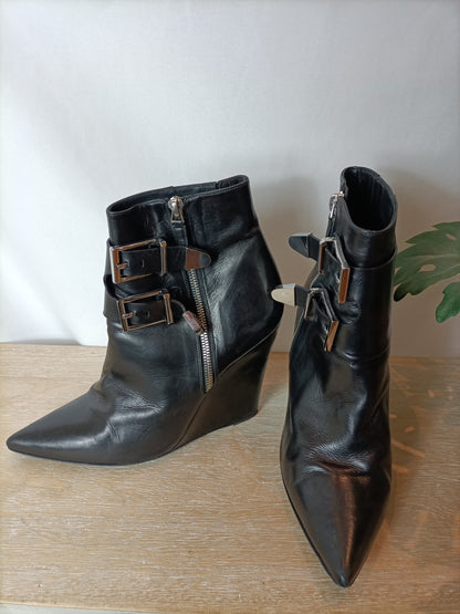 BARBARA BUI. Botines piel hebillas. T 39