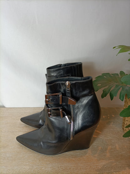 BARBARA BUI. Botines piel hebillas. T 39