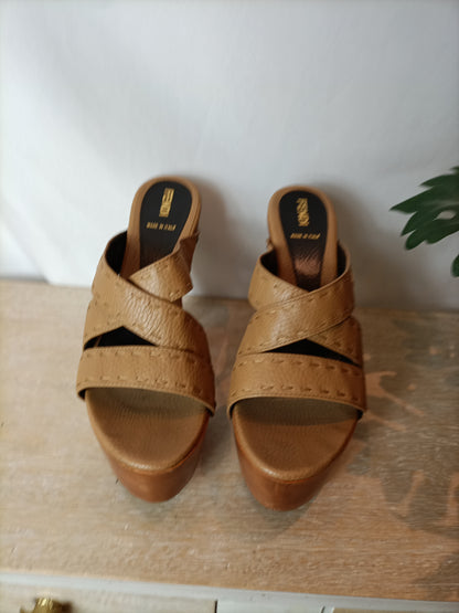 FENDI. Platform sandal. T 38.5