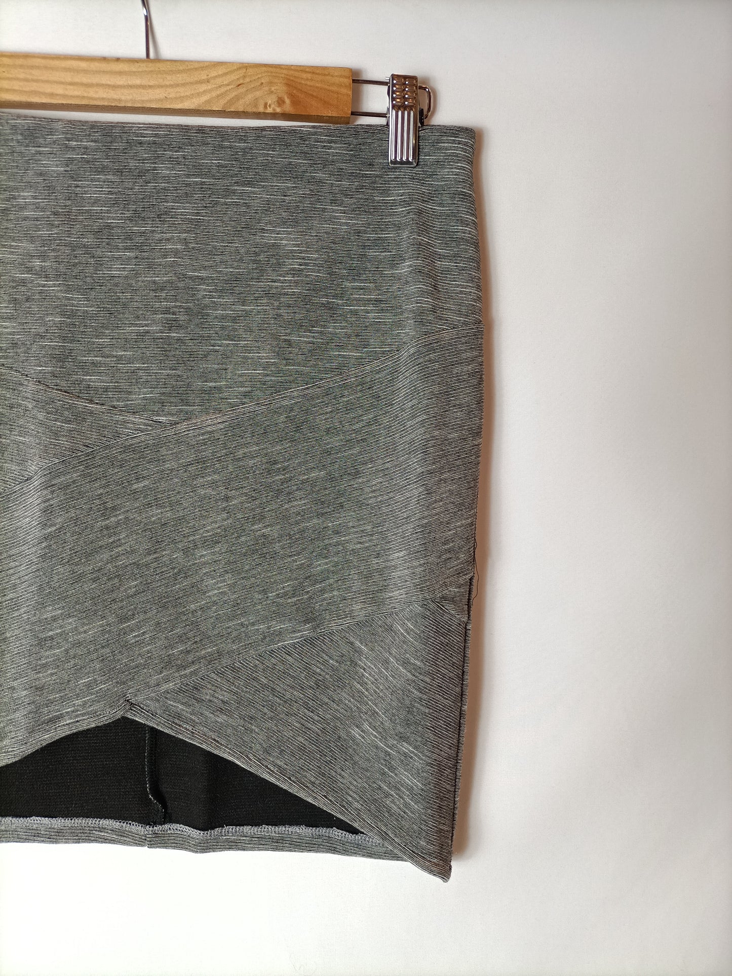 BERSHKA. Falda gris jaspeada T.l