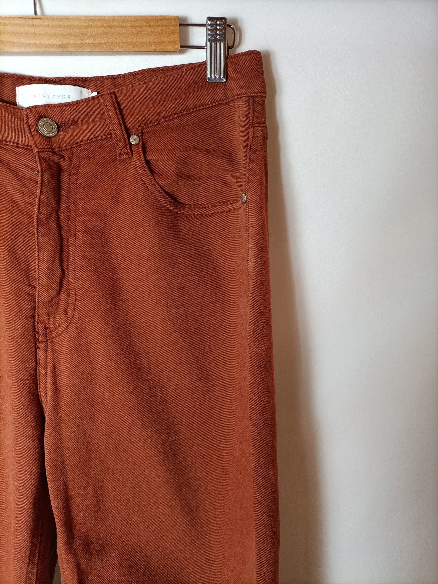 SCALPERS. Pantalón denim teja T.40