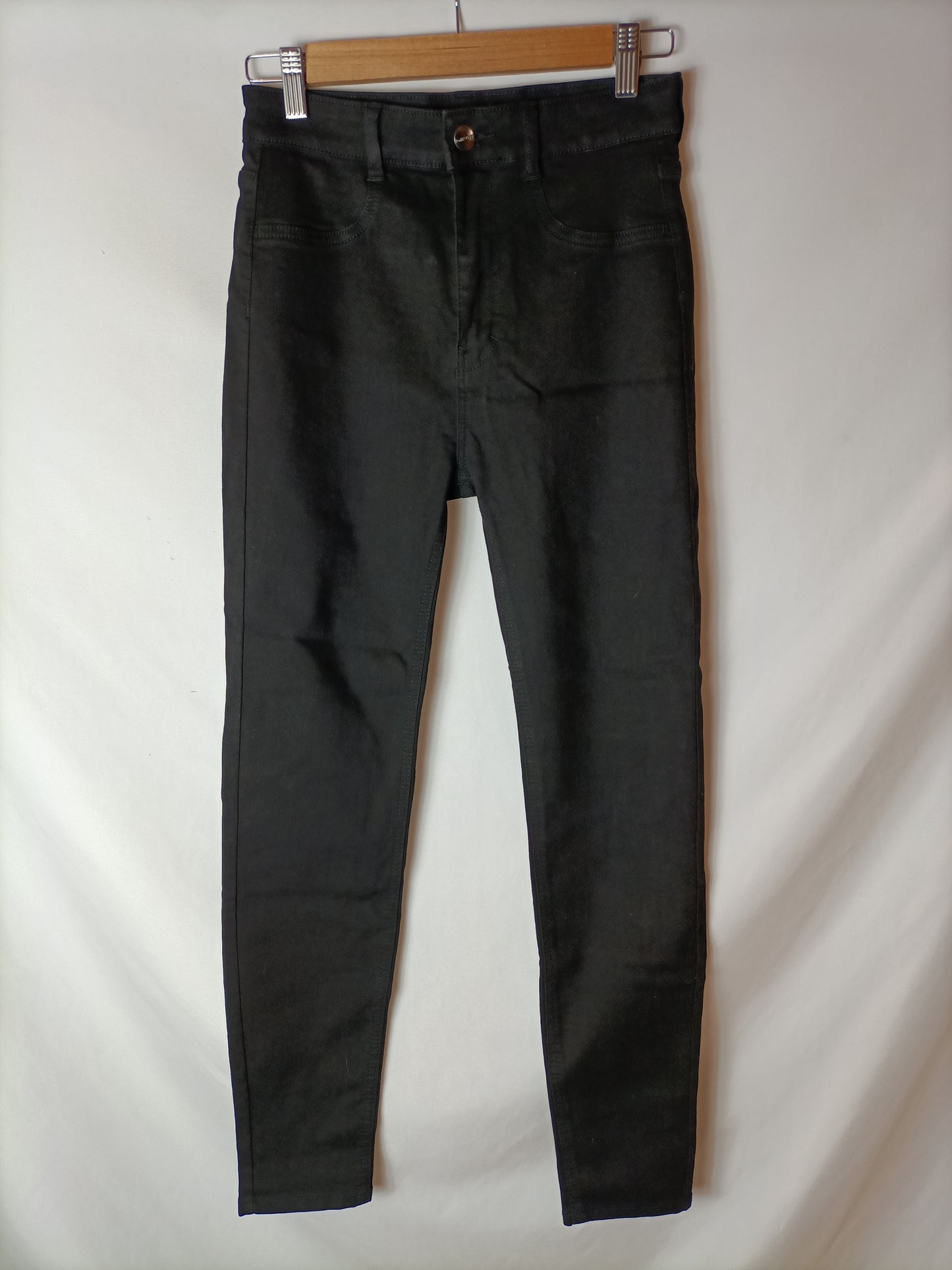 PULL&BEAR. Pantalón negro Pitillo T.38
