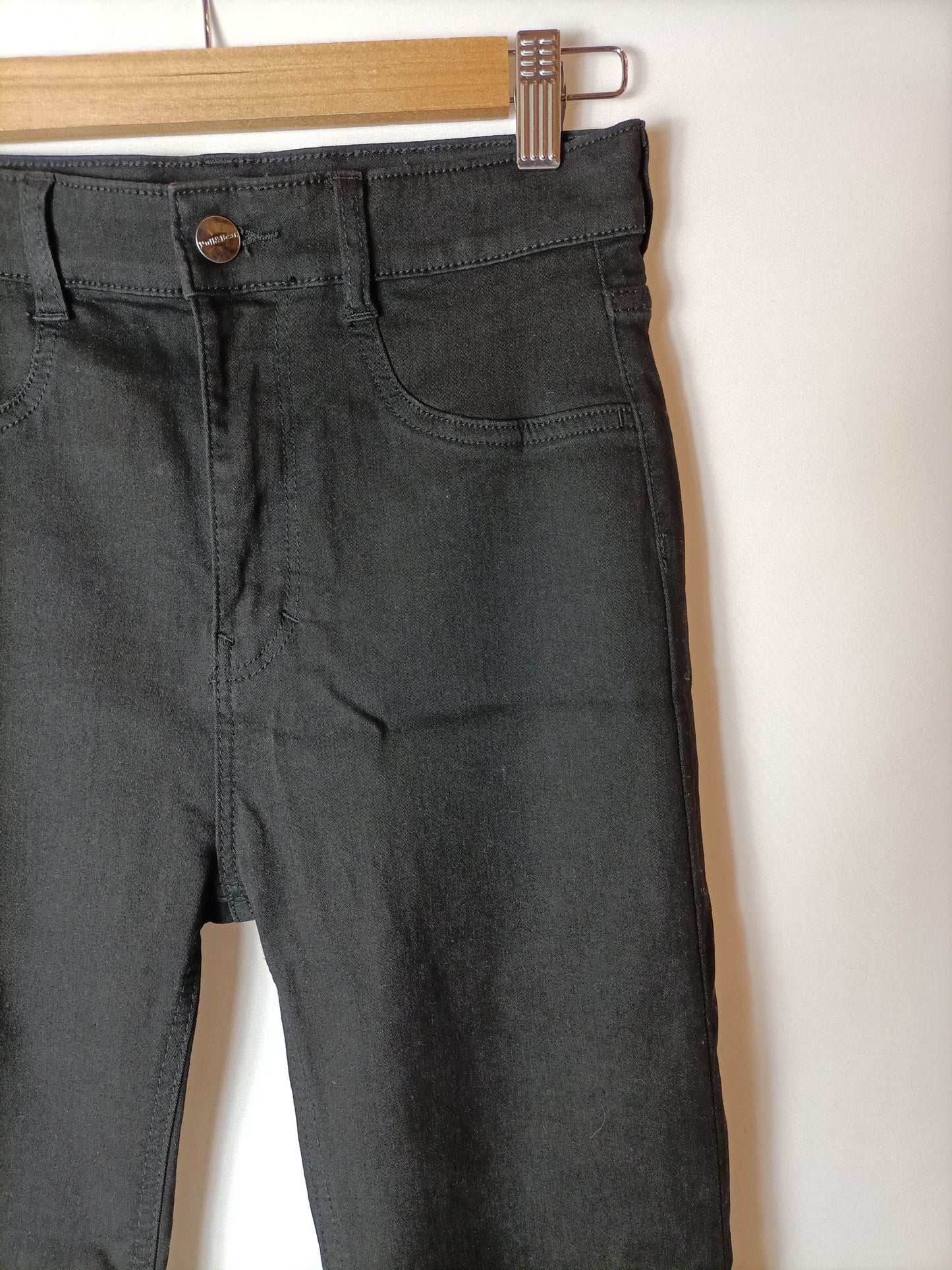 PULL&BEAR. Pantalón negro Pitillo T.38