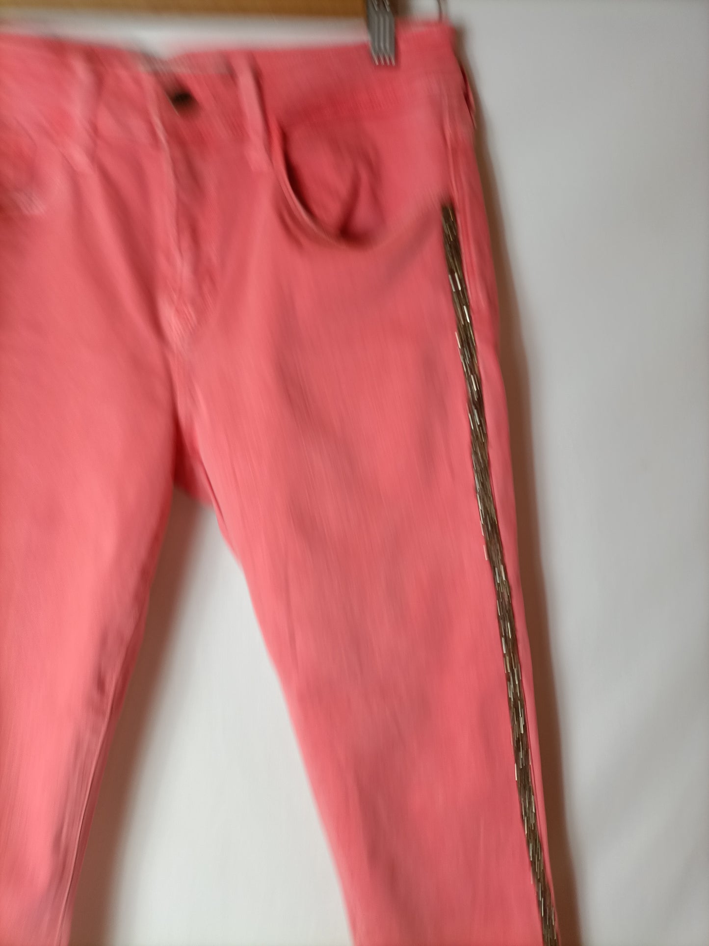 ZARA. Pantalón coral abalorios T.40