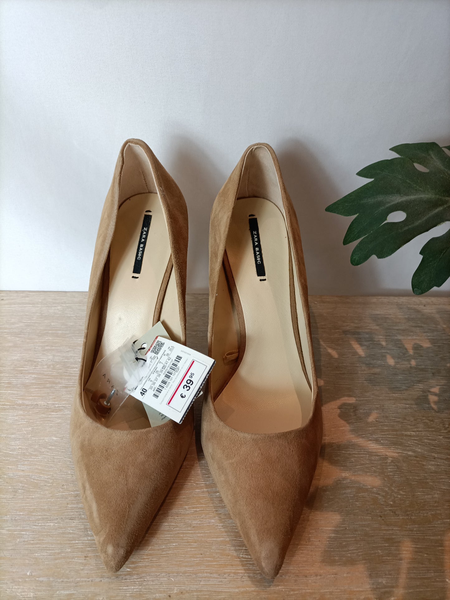 ZARA. Zapatos beige antelina T.40