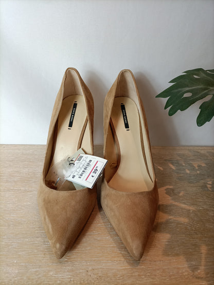 ZARA. Zapatos beige antelina T.40