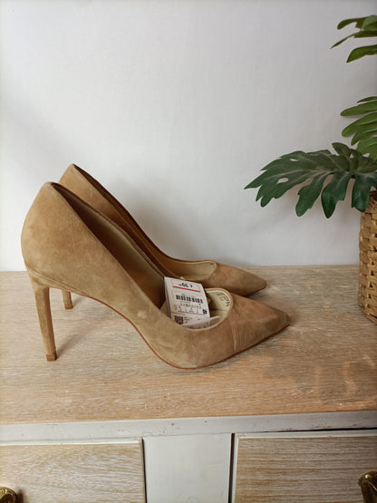 ZARA. Zapatos beige antelina T.40