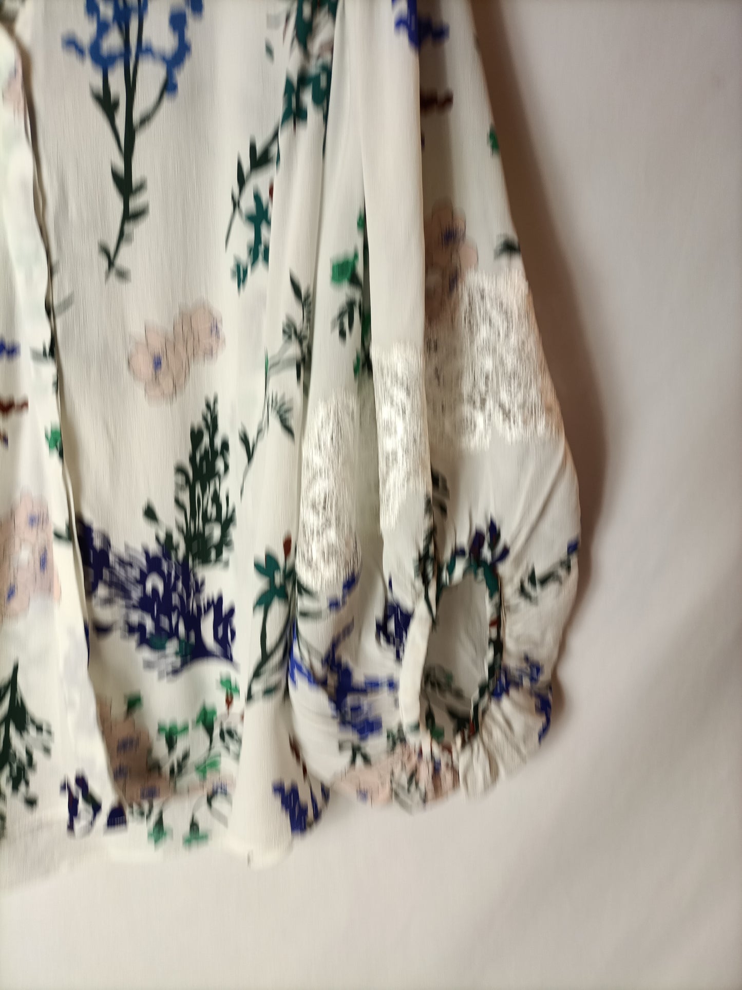 MASSIMO DUTTI. blusa blanca flores T.40