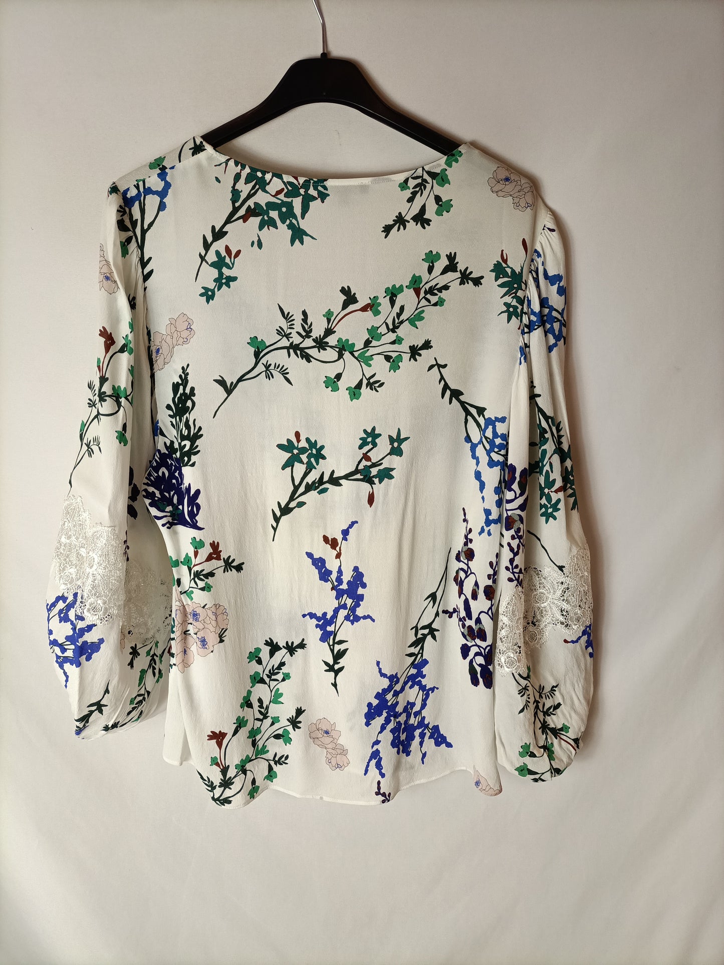 MASSIMO DUTTI. blusa blanca flores T.40