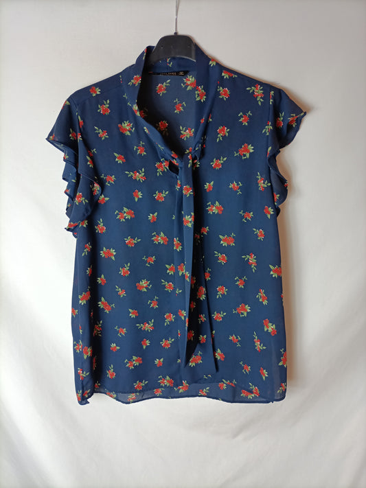 ZARA. Blusa azul flores T.m