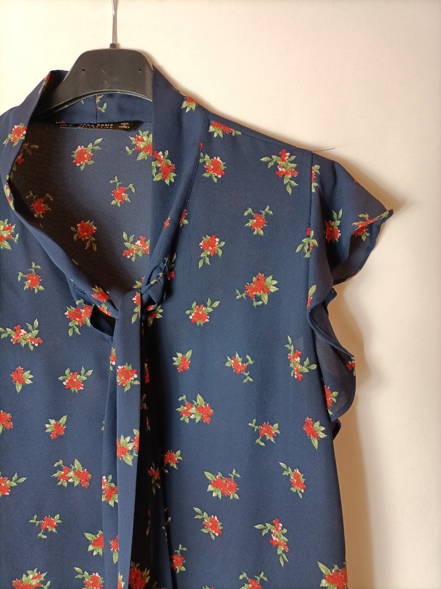ZARA. Blusa azul flores T.m