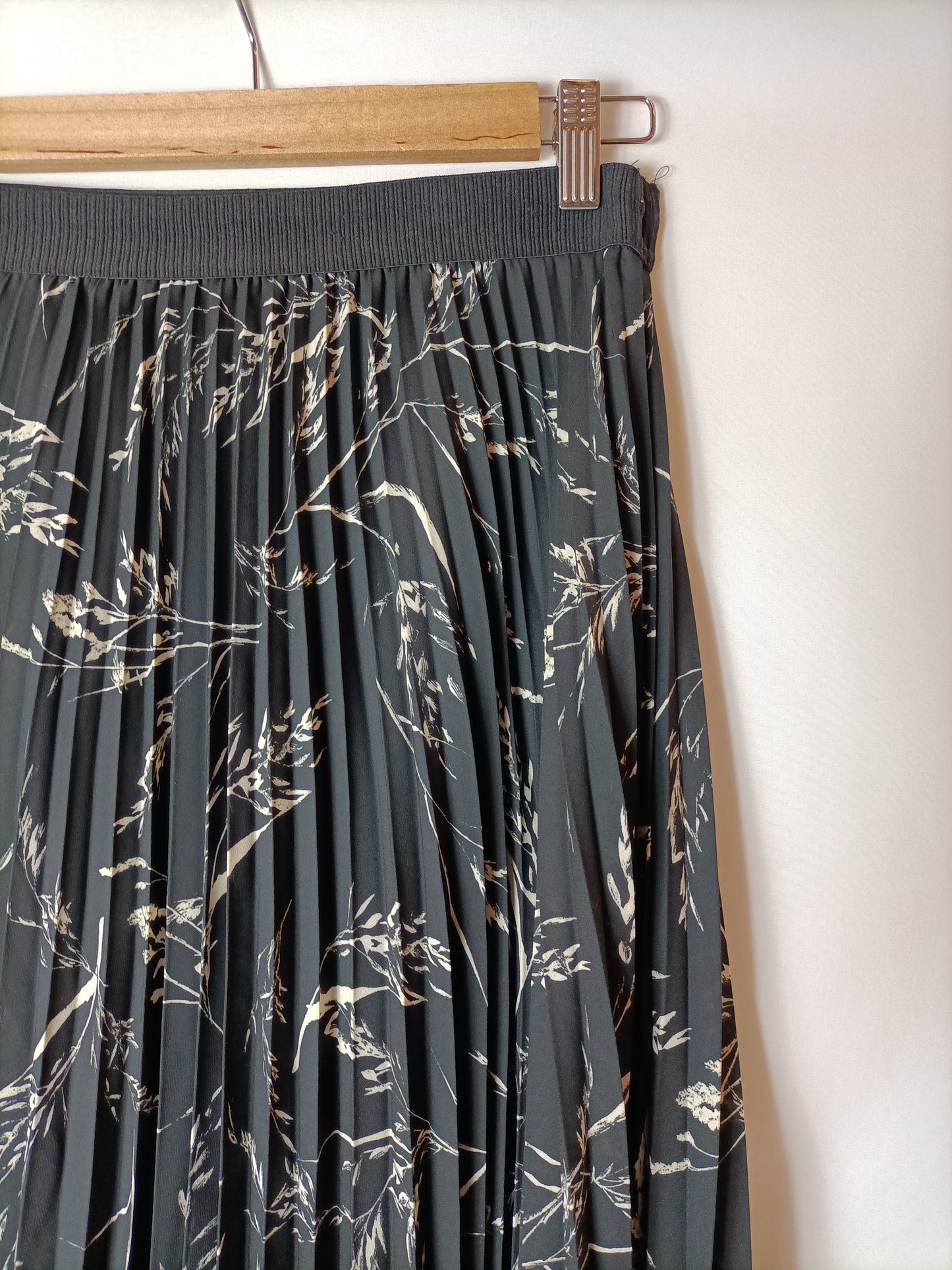 H&M. Falda midi plisada T.38