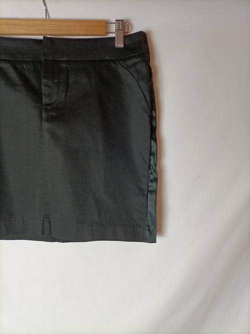 GUESS. Falda negra raya T.29(40)