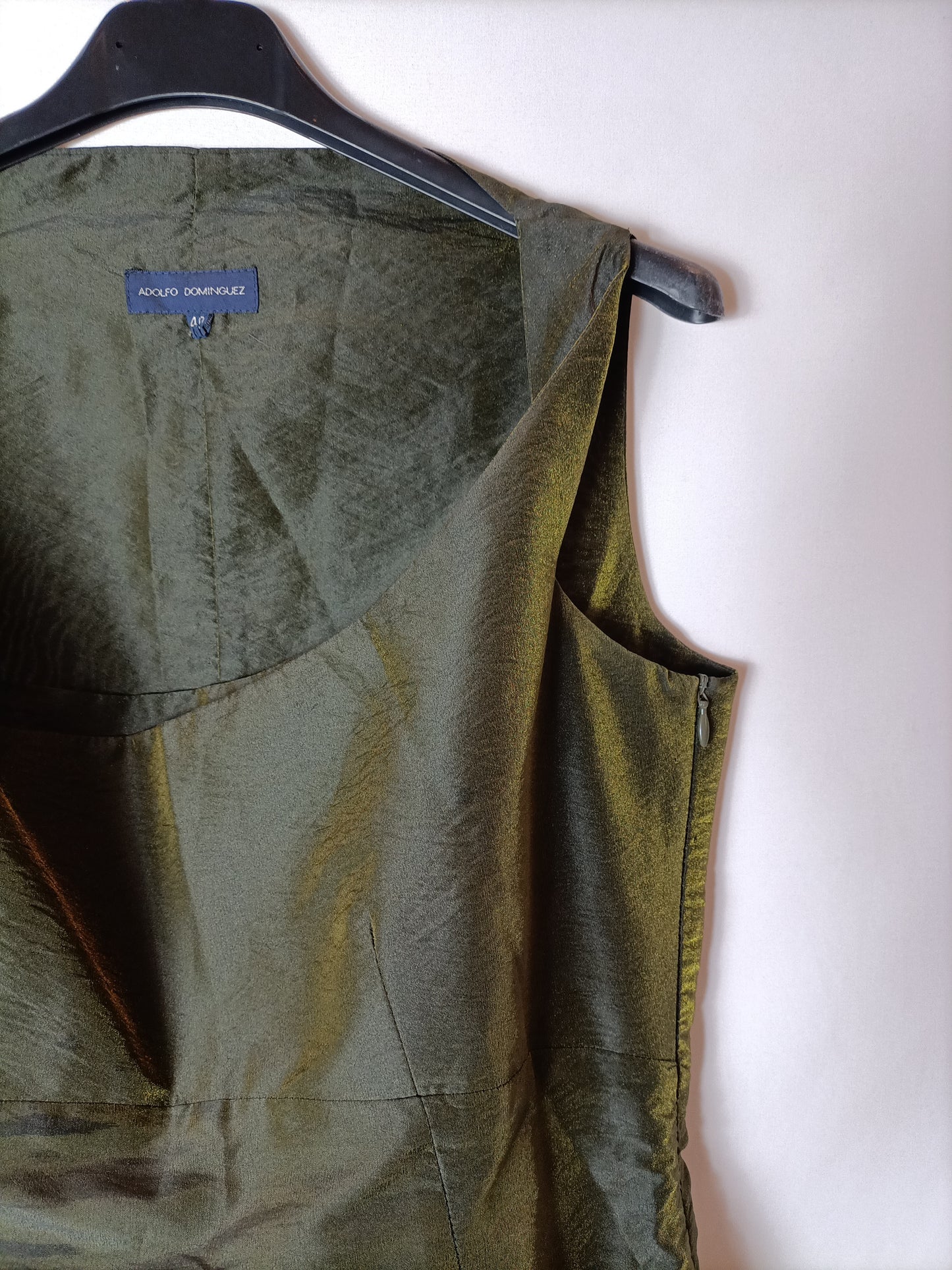 ADOLFO DOMINGUEZ. Vestido verde tornasolado con torerita a juego. T 40