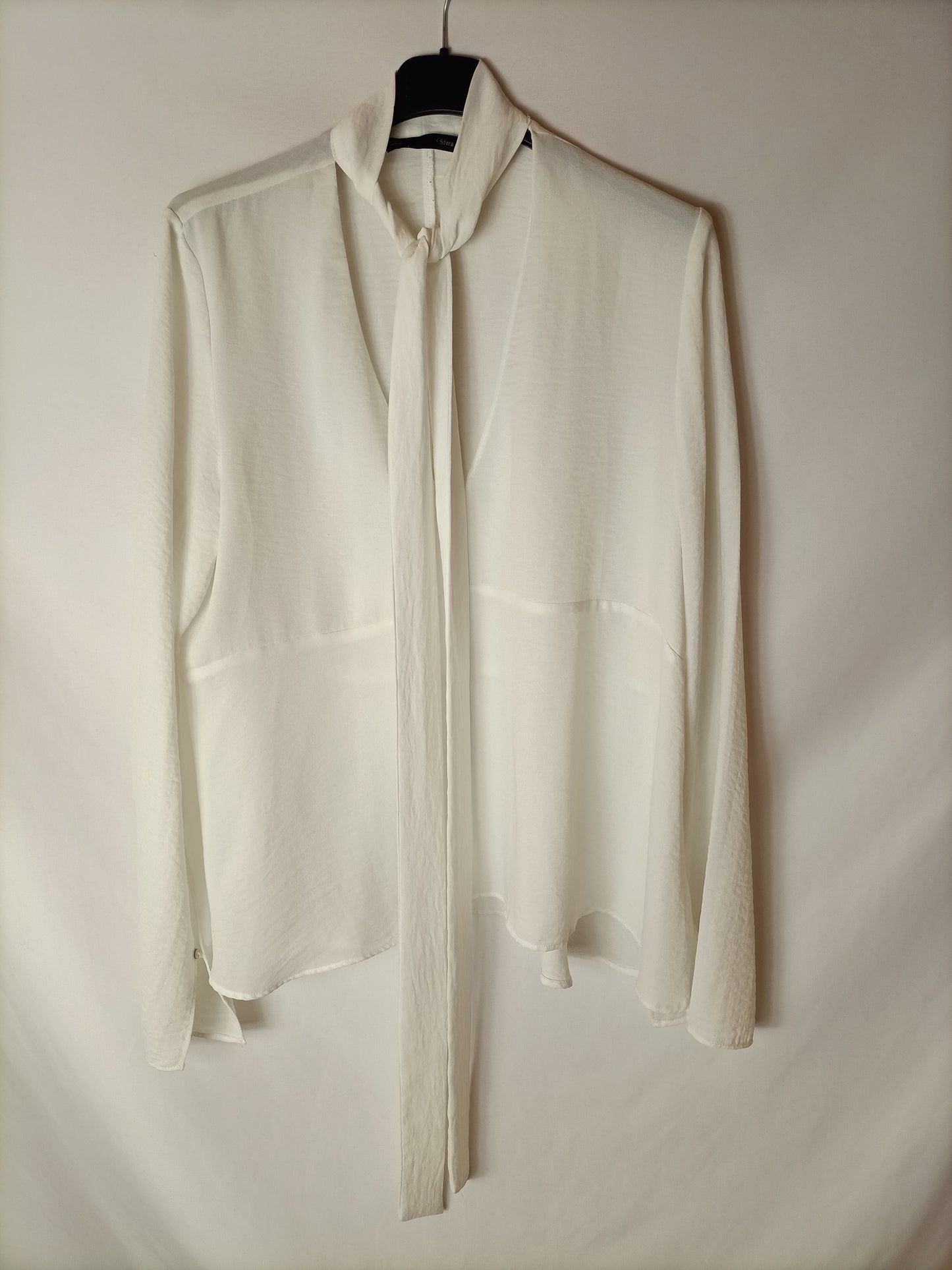 SFERA. White semi-sheer blouse with a bow at the neck. TM