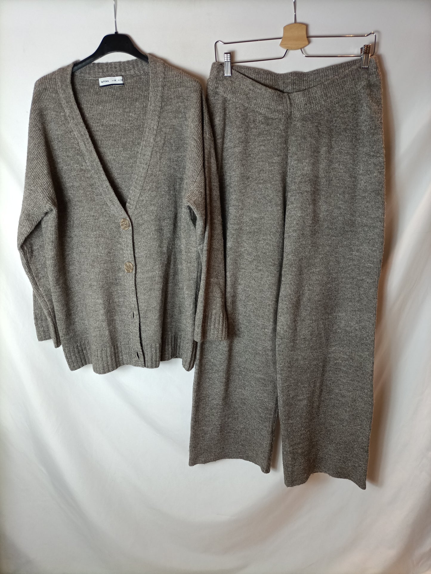 LEFTIES. Total look in a grey/brown heather knit. TM