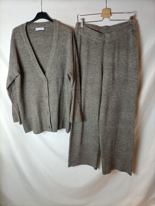 LEFTIES. Total look in a grey/brown heather knit. TM