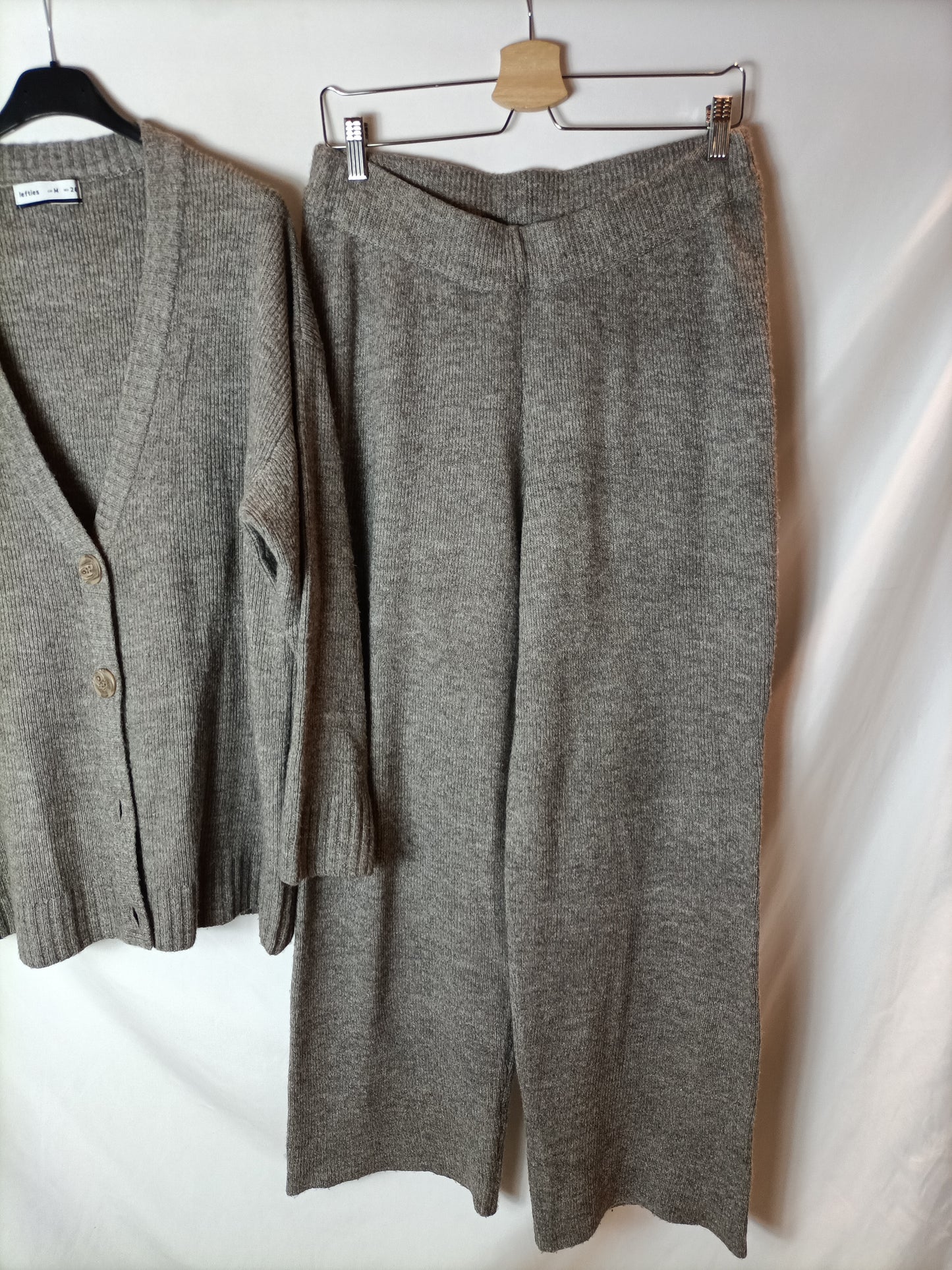 LEFTIES. Total look in a grey/brown heather knit. TM