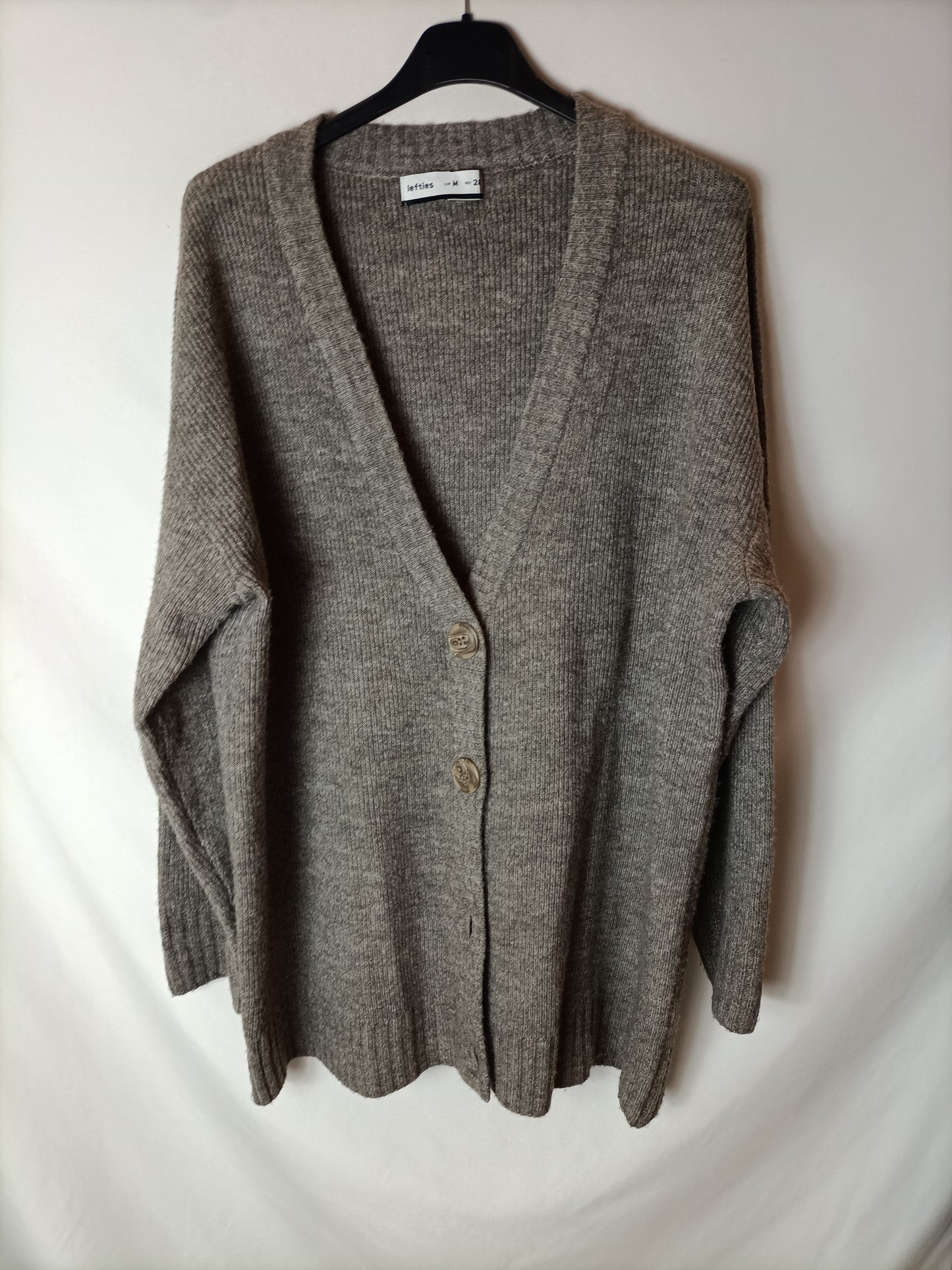 LEFTIES. Total look in a grey/brown heather knit. TM