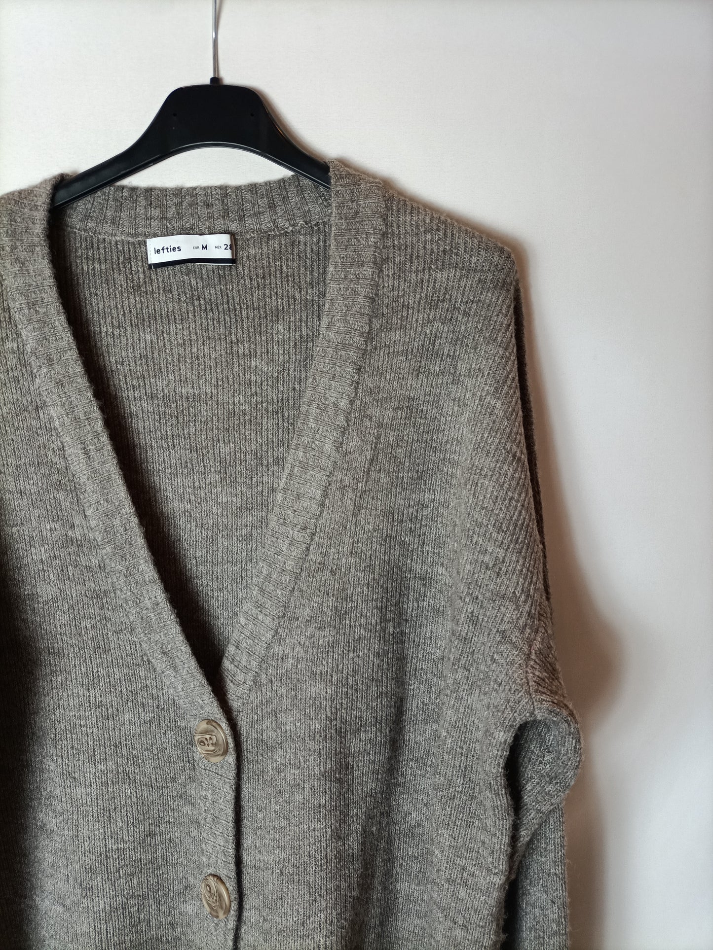 LEFTIES. Total look in a grey/brown heather knit. TM
