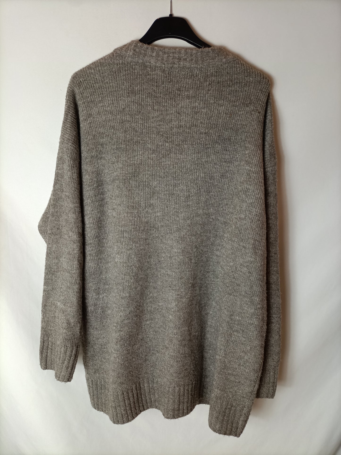 LEFTIES. Total look in a grey/brown heather knit. TM
