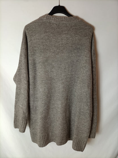 LEFTIES. Total look in a grey/brown heather knit. TM