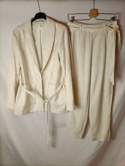 H&M. Total look blazer y pantalón color marfil. T 38