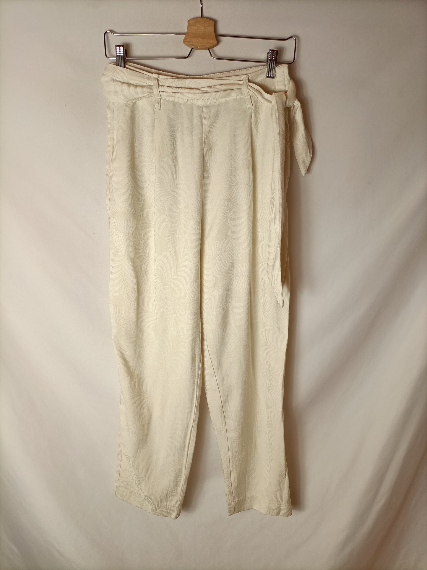 H&M. Total look blazer y pantalón color marfil. T 38