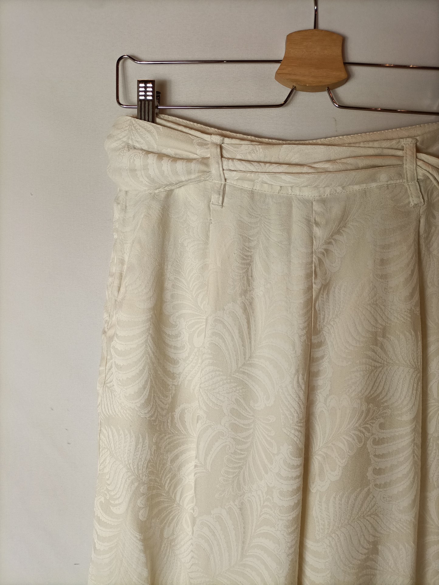 H&M. Total look blazer y pantalón color marfil. T 38